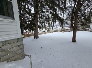 28 Main St, Strausstown, PA 19559