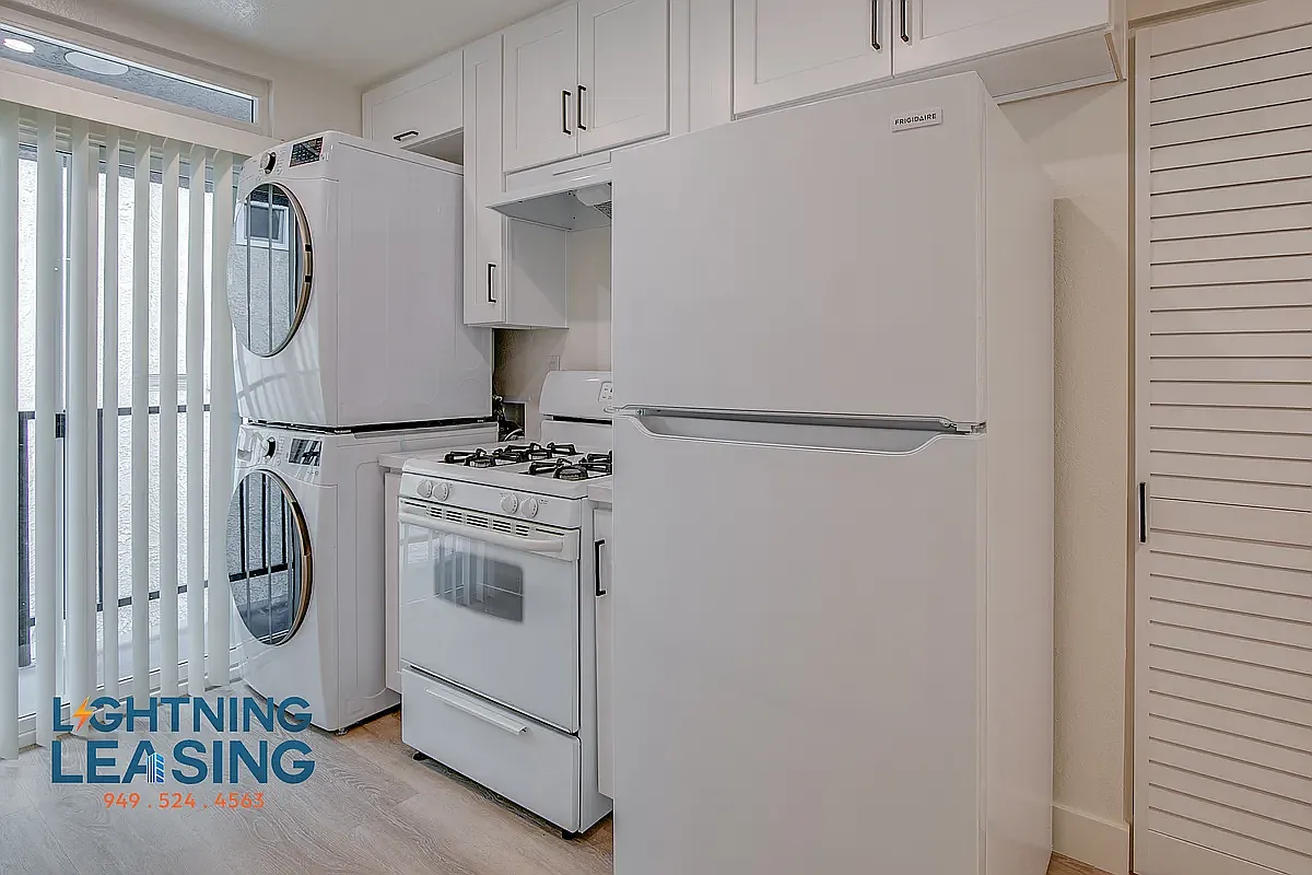 Building Photo - 536 E Cypress Ave #302
