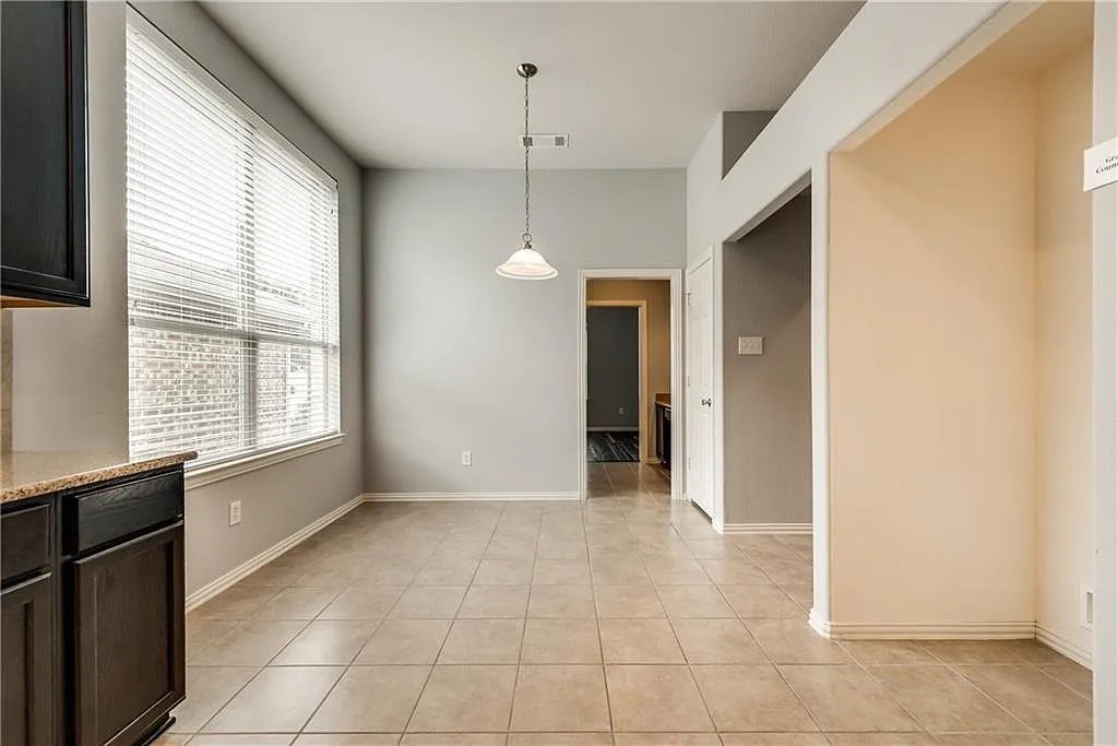 3 bed, 2242 sqft, $2,150 — Photo 3