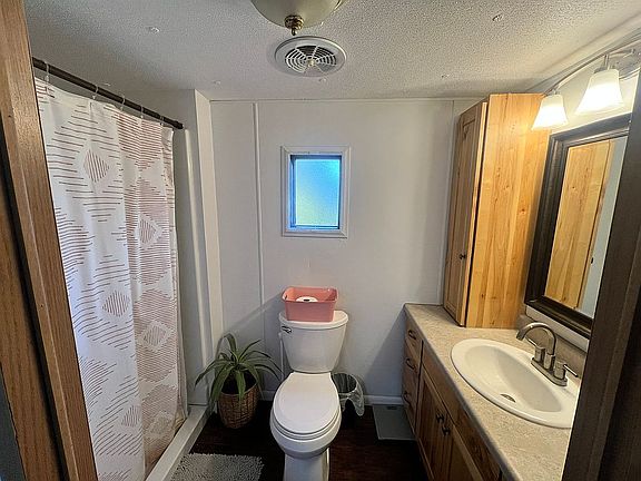 5th image of 415 Strawberry Ln