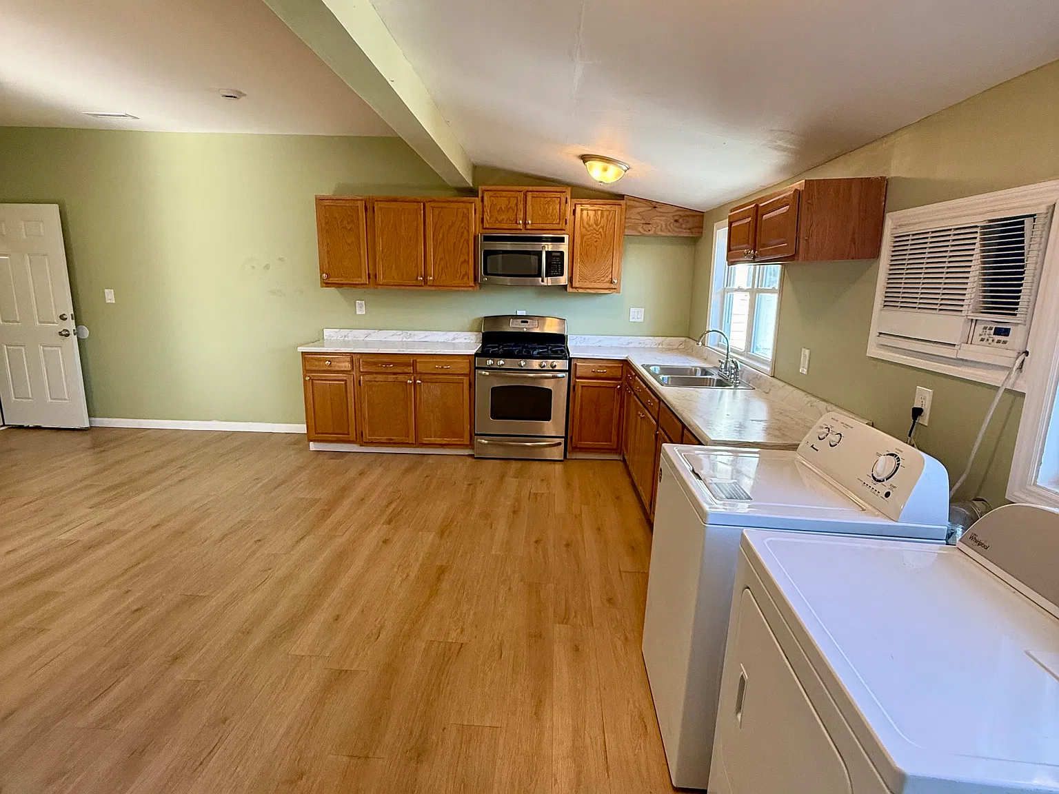 3 bed, 1100 sqft, $1,650 — Photo 3