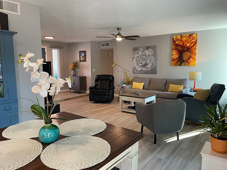 833 E Marconi Ave — Photo 1