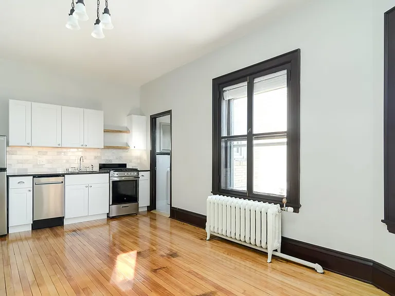 Lowry Hill Apartments — Photo 18