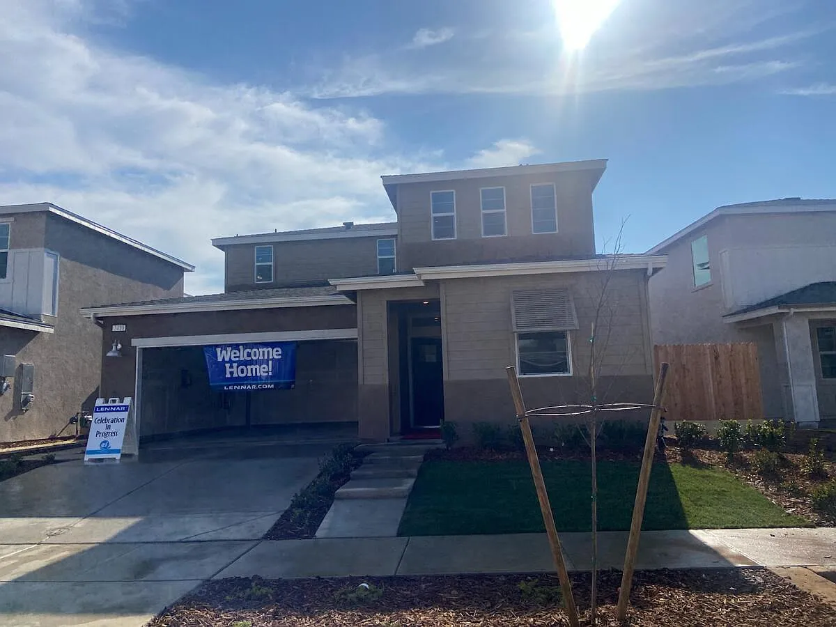 4 bed, 2102 sqft, $2,375 — Photo 2