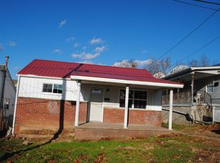 821 8th St, Nitro, WV 25143