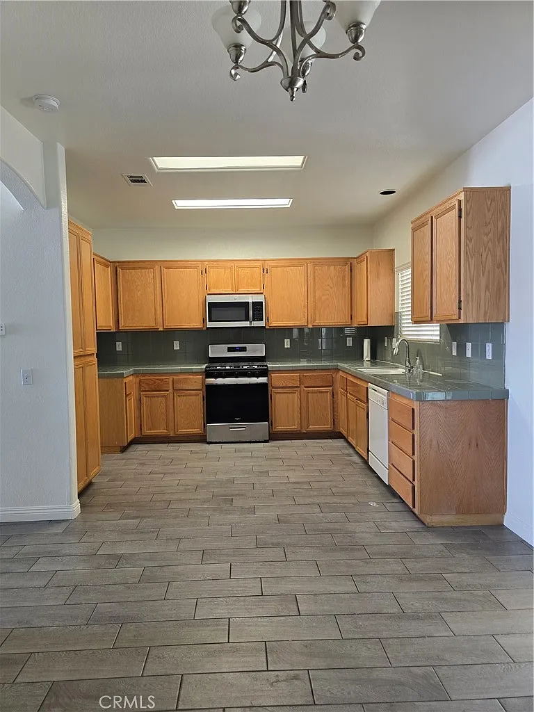 6 bed, 2196 sqft, $2,695 — Photo 4