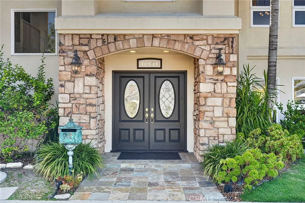 5 bed, 4040 sqft, $7,995 — Photo 2