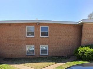 4770 Kings Dr #J, Saint Louis, MO 63116