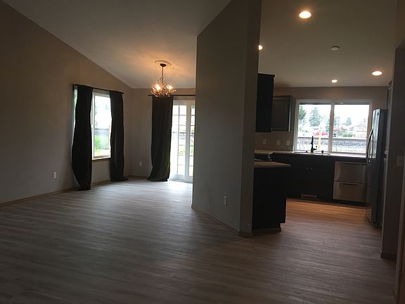 4th image of 729 3rd Ave NW