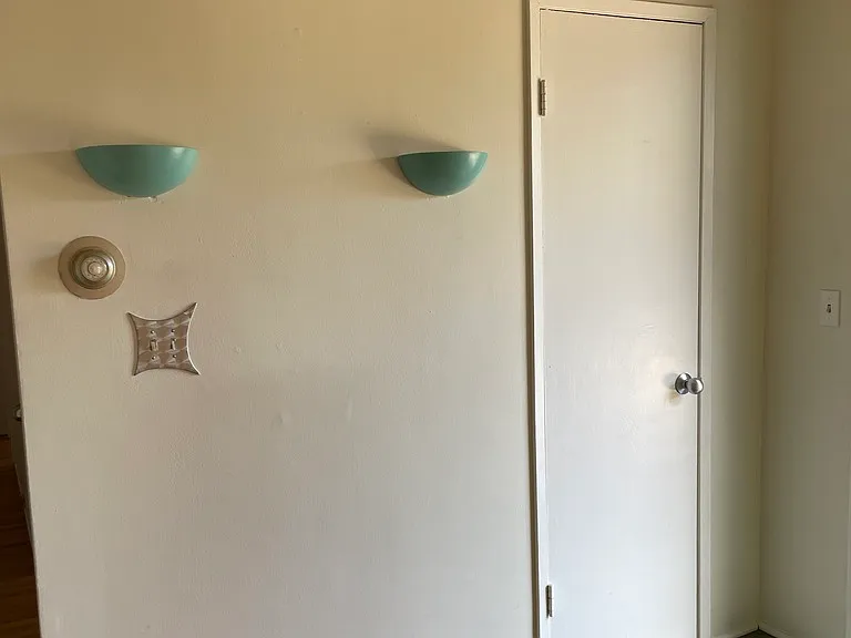 Entryway wall w sconces