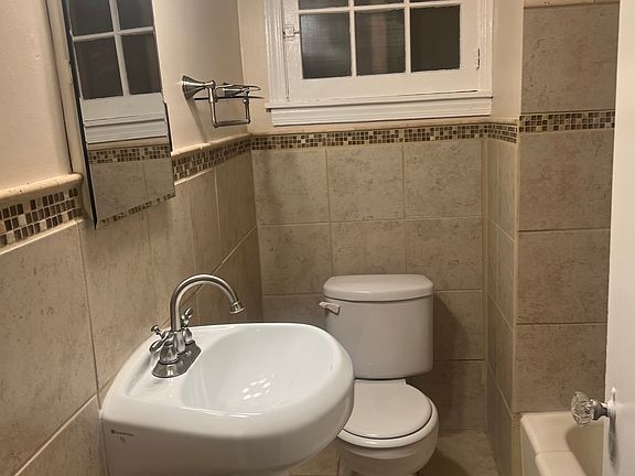 4th image of 2121 E Washington Ln #1