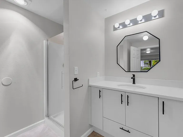 975 Aberdeen Ave NE #D105 — Photo 10