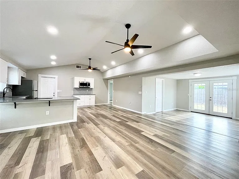 11241 Yewtree Ave — Photo 4