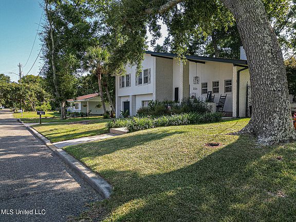 2nd image of 223 Venetian Gdns