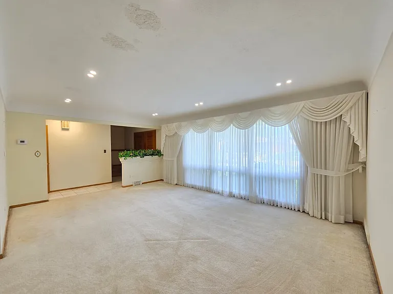 15915 Hilton St — Photo 13
