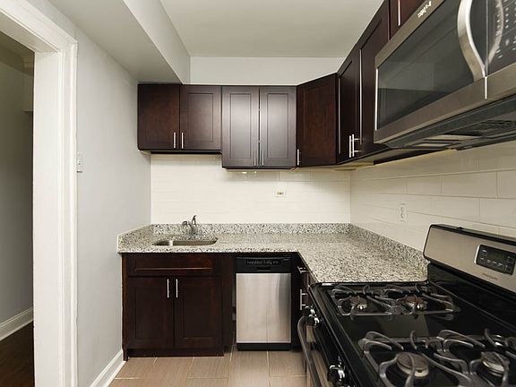 3rd image of 1112 W Glenlake Ave #2