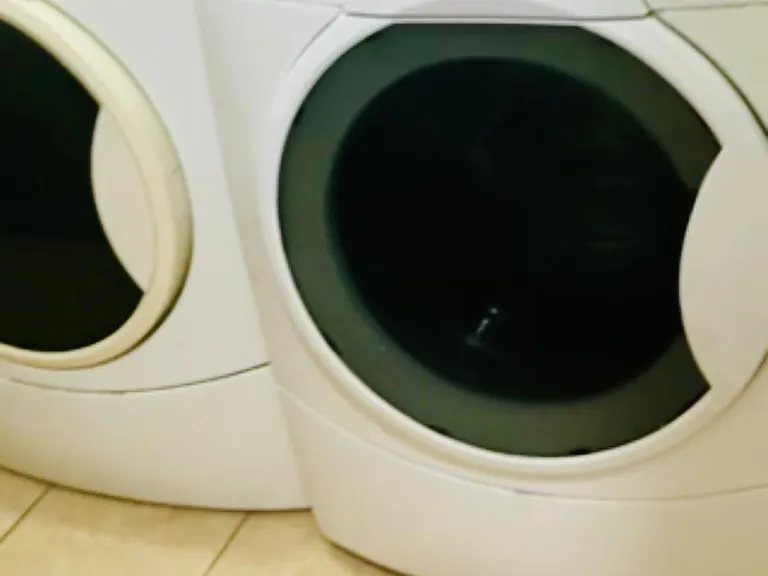 washer dryer room