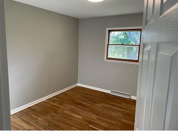 3rd image of 3070 Meadowbrook Dr NE