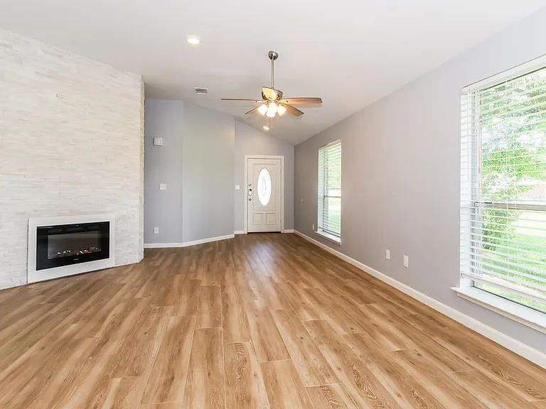 318 Lazy Ln — Photo 4