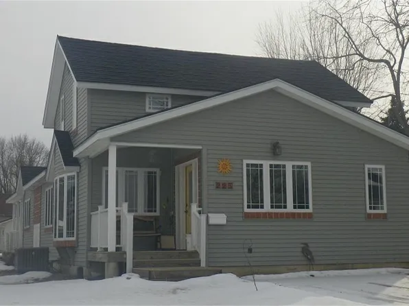 225 Berkey St, Maynard, IA 50655