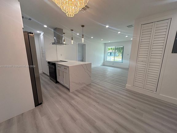 4th image of 841 NW 33rd Ave