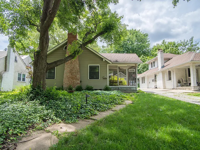 6420 Oak St — Photo 1