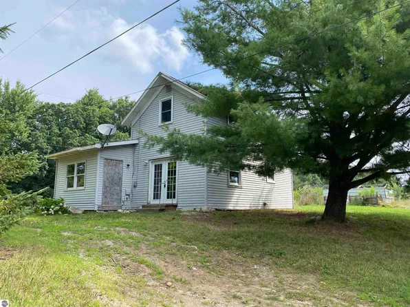 8466 N Musson Rd, Six Lakes, MI 48886