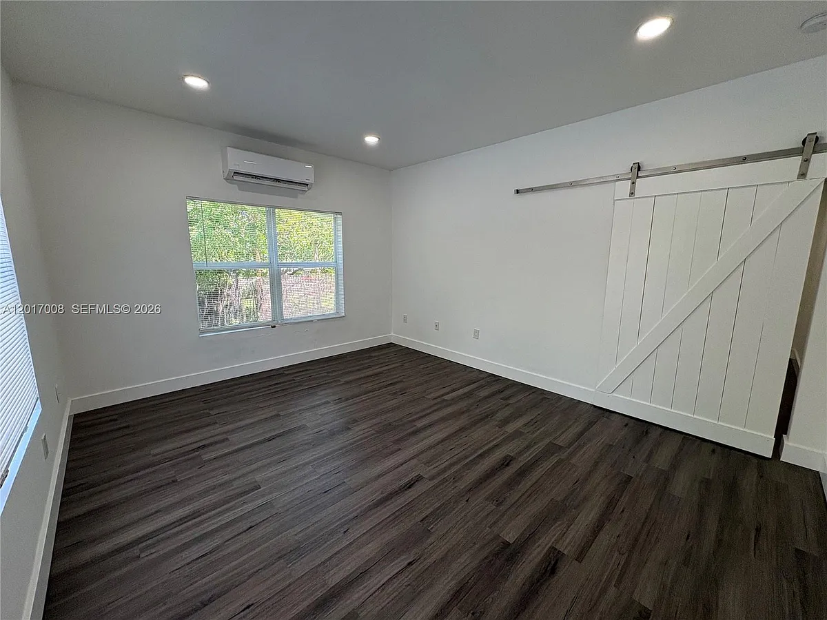 Building Photo - 3237 SW 4th St #4
