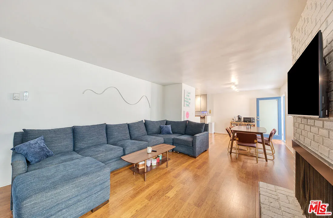 3 bed, 2.0 bath, 1063 sqft, $4,500 — Photo 4