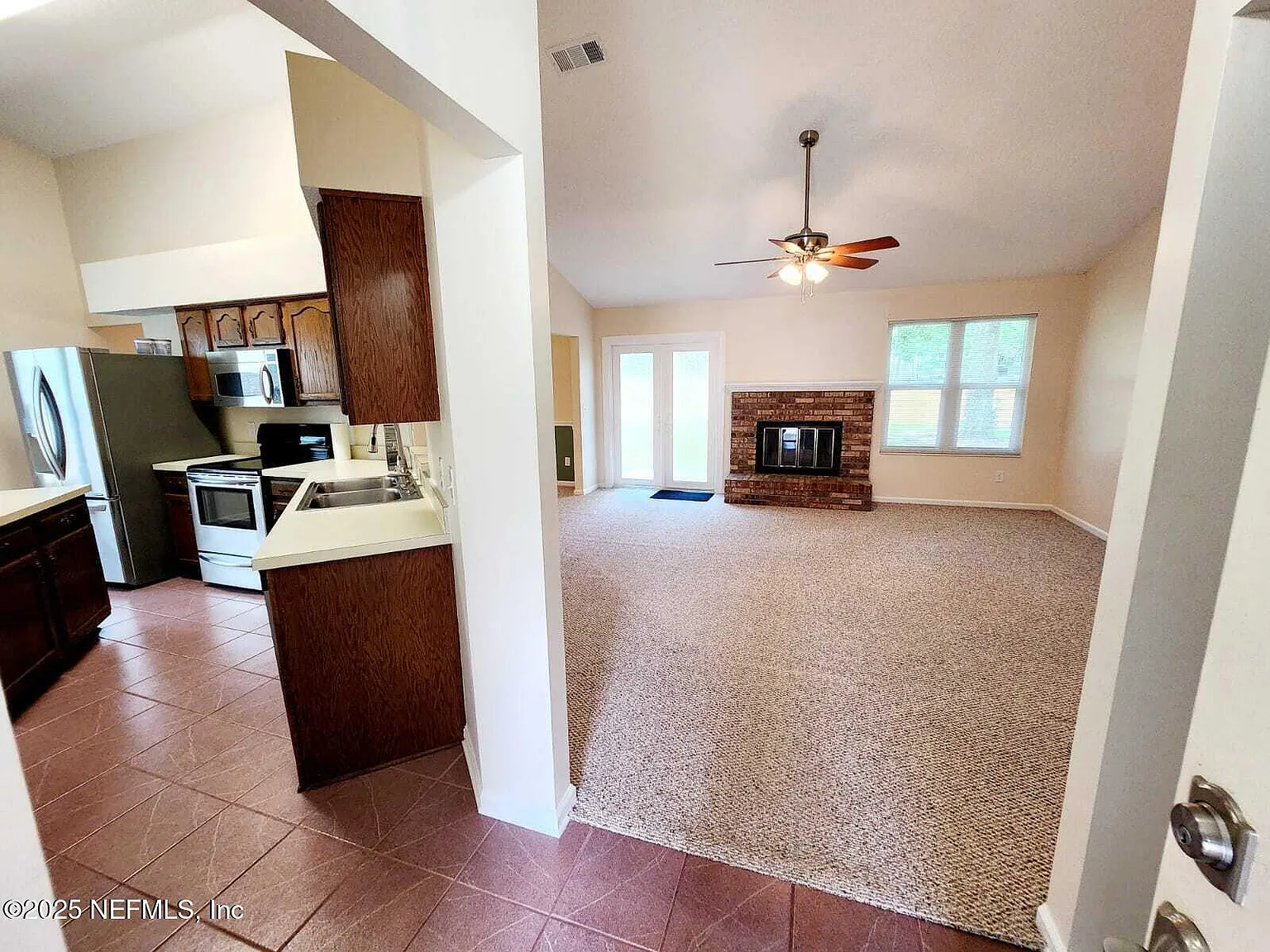 3 bed, 2.0 bath, 1405 sqft, $2,250 — Photo 2