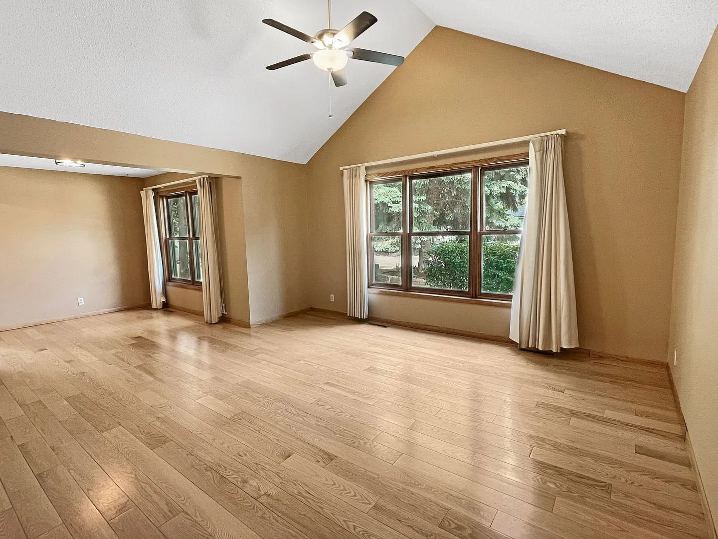 2 bed, 2.0 bath, 2200 sqft, $2,520 — Photo 3
