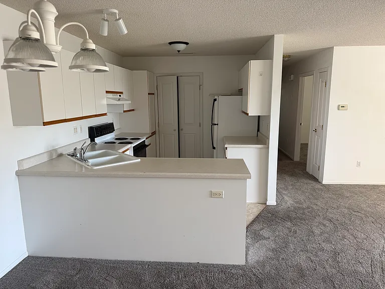 907 Meridian St — Photo 3