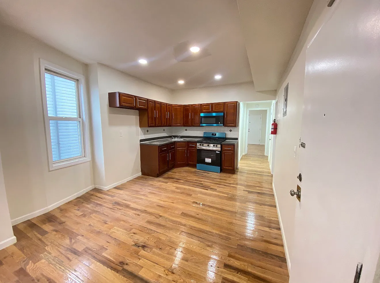 3 bed, 930 sqft, $2,450 — Photo 3