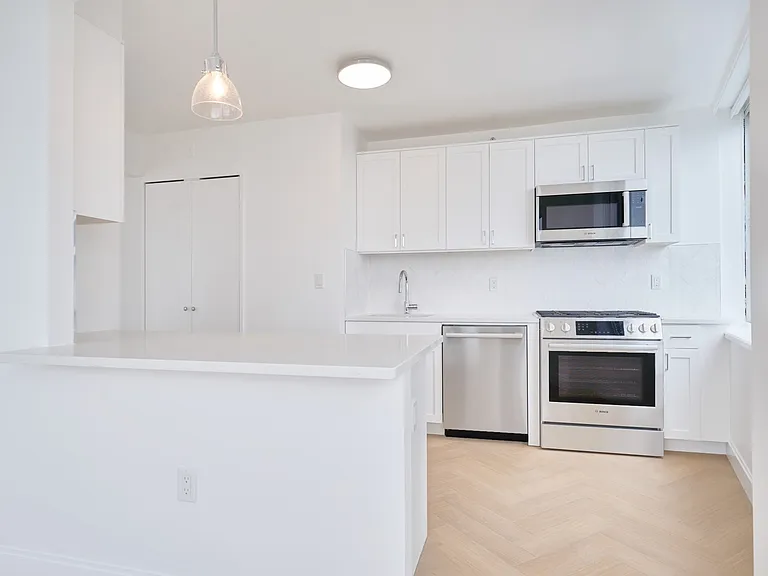 160 Riverside Blvd #14S — Photo 9