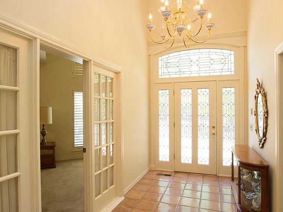 Large Grand Entry / High Ceilings