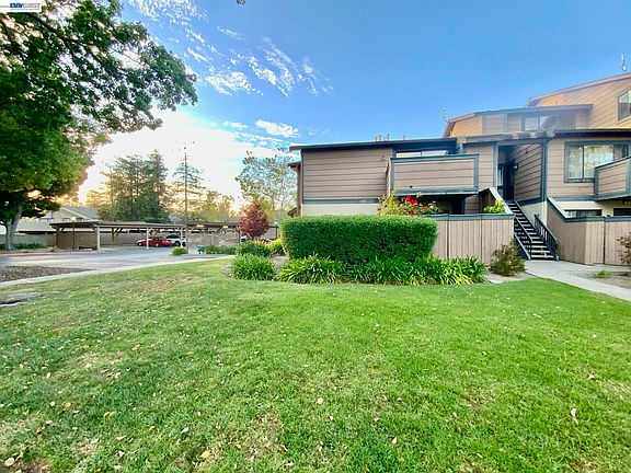 5th image of 304 Hackamore Ln