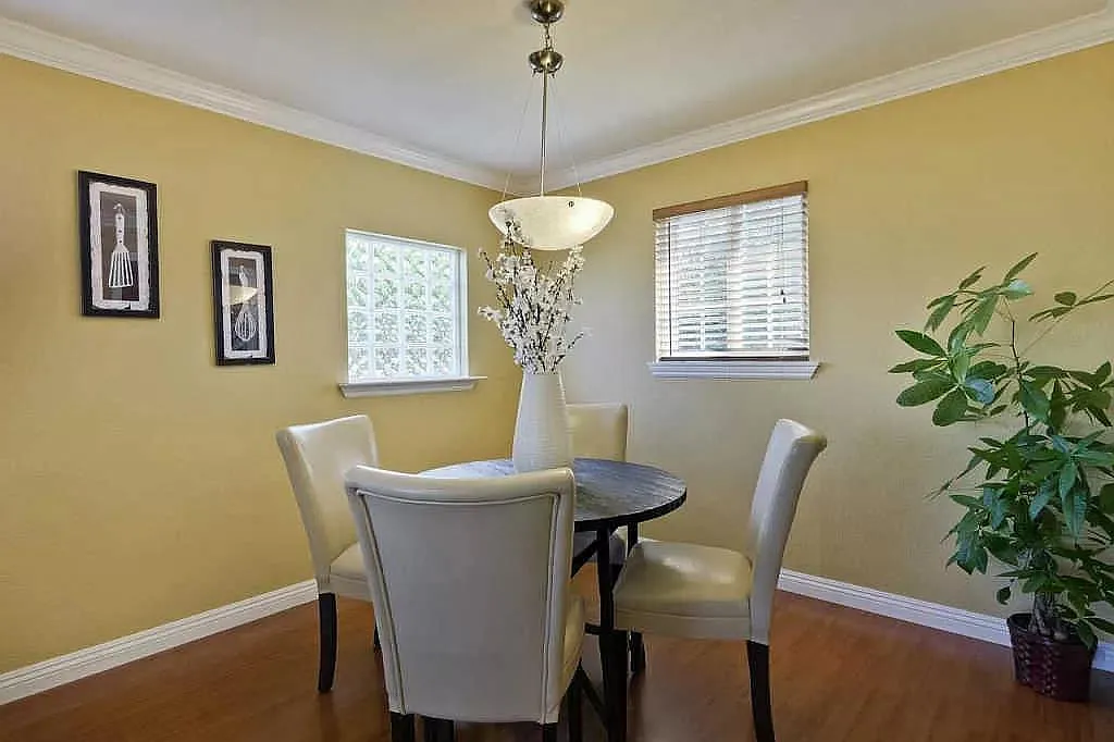 2 bed, 968 sqft, $4,995 — Photo 3