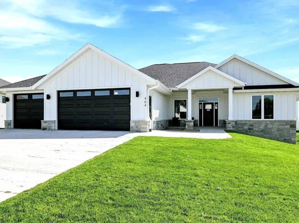 404 Solomia Ct, Peosta, IA 52068