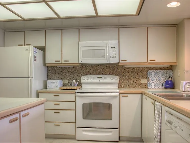 2109 Gulf Of Mexico Dr #1402 — Photo 10