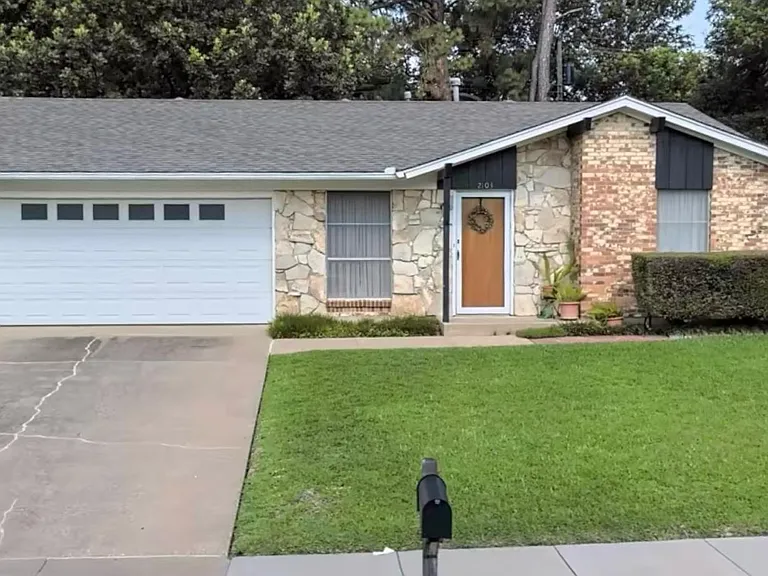 2103 McCormick St — Photo 2