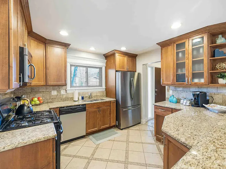 408 N Windsor Dr — Photo 26