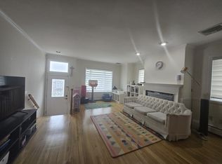 210 10th St, Palisades Park, NJ 07650