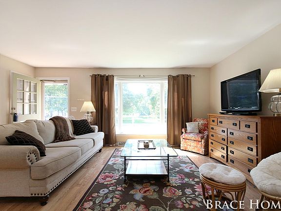 4th image of 2076 Monroe Ave NE