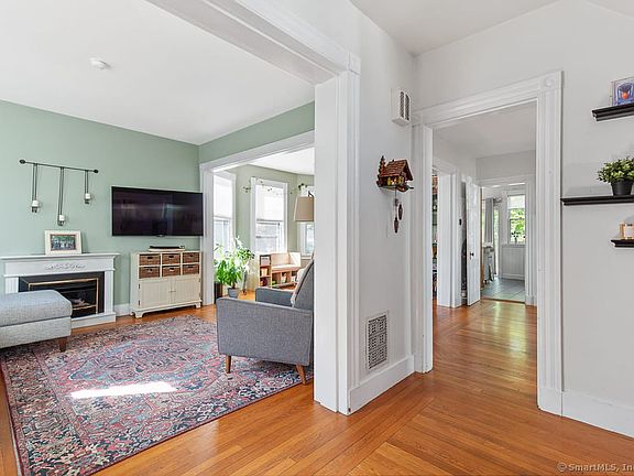 4th image of 218 Alden Ave