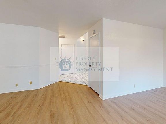 4th image of 2401 Greenacre Ln