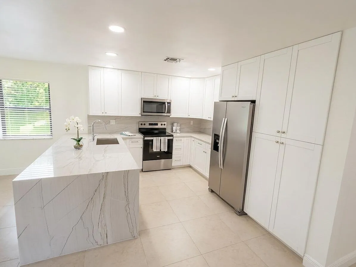 4 bed, 2.5 bath, 2938 sqft, $7,300 — Photo 3