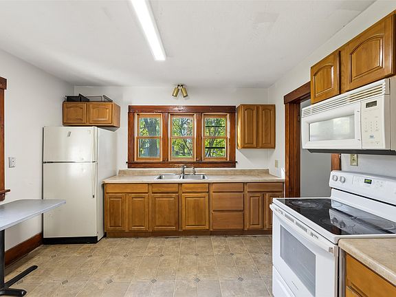 6th image of N3072 Clark Street