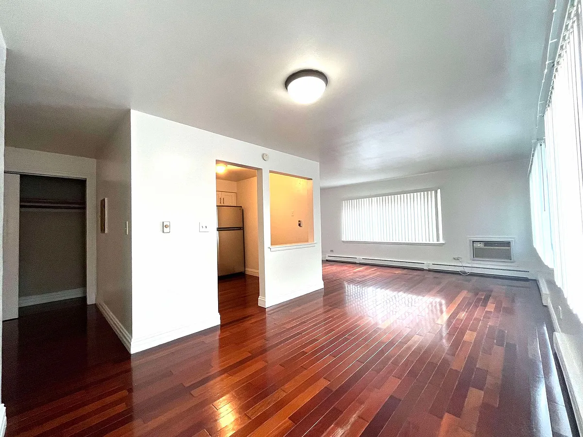 Building Photo - 1754 E Oakton St #106