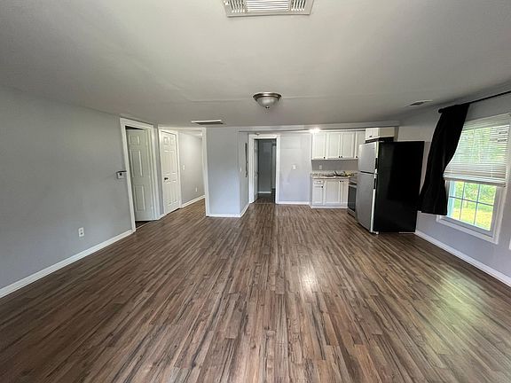 4th image of 1679 Oak St NE