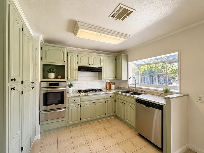 4 bed, 3.0 bath, 1694 sqft, $4,395 — Photo 2